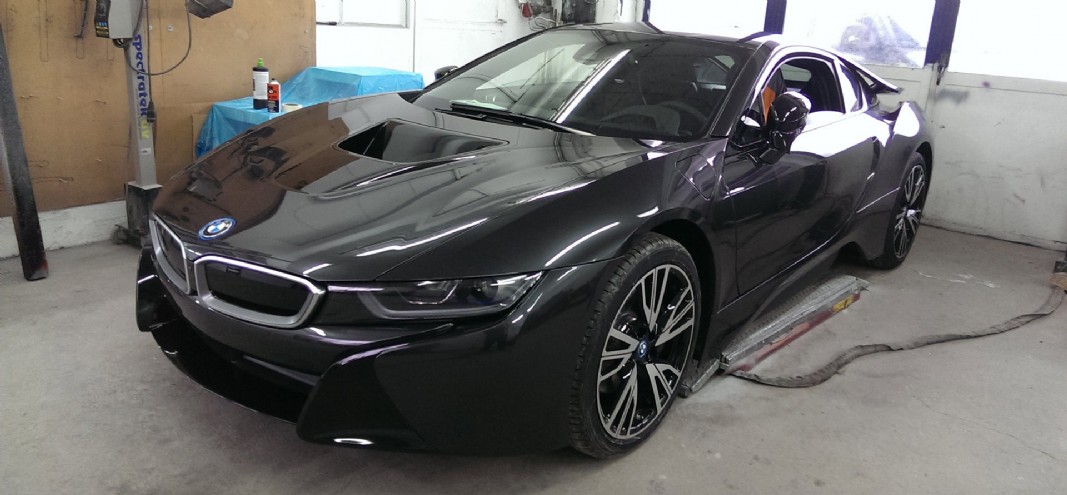 BMW mit schwarzer Lackierung in der Autolackierere